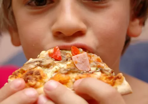 Băieţel de patru ani, ţinut "garanţie" pentru pizza