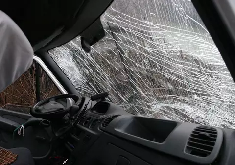 Doi morţi, după ce o Dacie a lovit un autocar în care erau 47 de copii