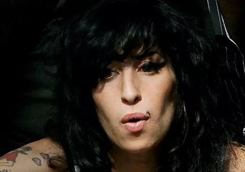 Amy Winehouse cântă la nunţi