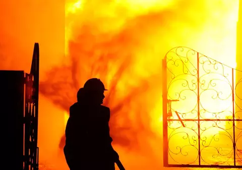 Incendiu de proporţii la un depozit de cauciucuri în Pipera