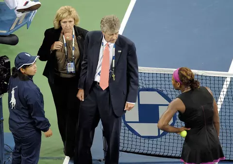 Serena Williams a înjurat arbitrii ca la uşa cortului!