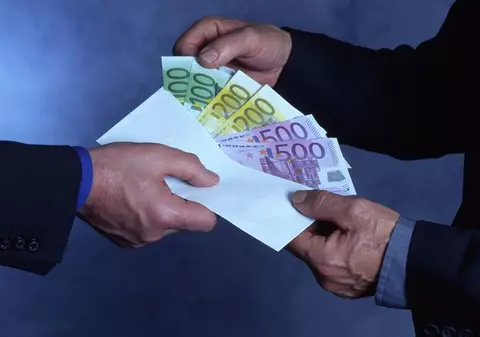 Primesc şomaj din Spania, dar muncesc la negru în România