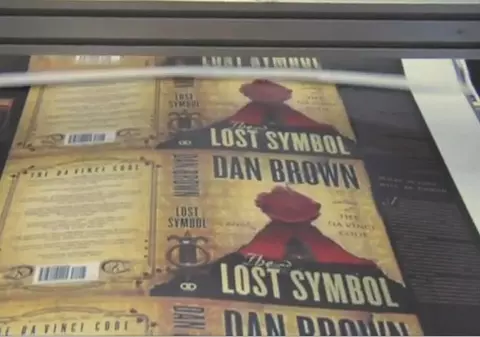 Video/ Noul roman al lui Dan Brown, păzit de jandarmi