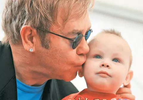 Elton John vrea să adopte un copil din Ucraina