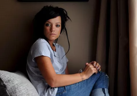 Lily Allen plânge dacă rămâne singură