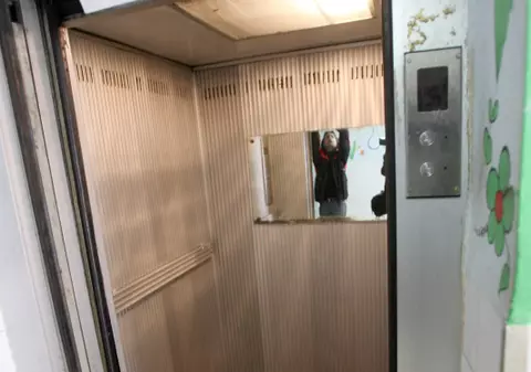 I-a căzut în cap liftul pe care îl repara