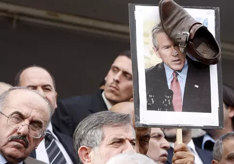 Jurnalistul care a aruncat cu pantofii în Bush a fost eliberat 
