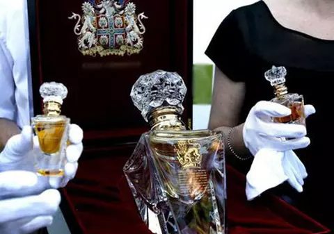 "Pot să vindec SIDA prin injecţii cu parfum"