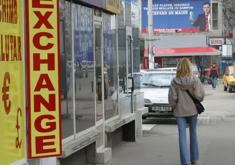 Jaf la o casă de schimb valutar din Brăila. Autorul a fost prins de polițiști în timp ce o bătea pe una dintre casierițe