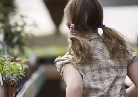Un băieţel de 12 ani s-a întors la şcoală ca... fetiţă