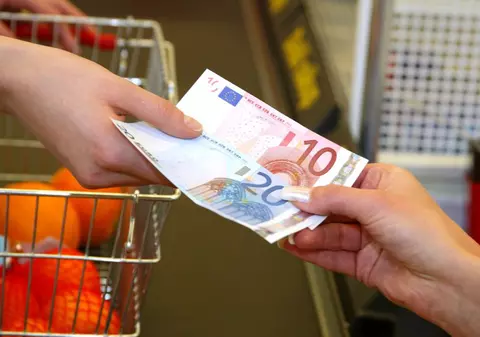 Leul s-a depreciat faţă de euro şi dolar