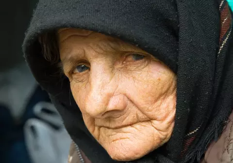 Escroca bătrânii promiţându-le ajutor