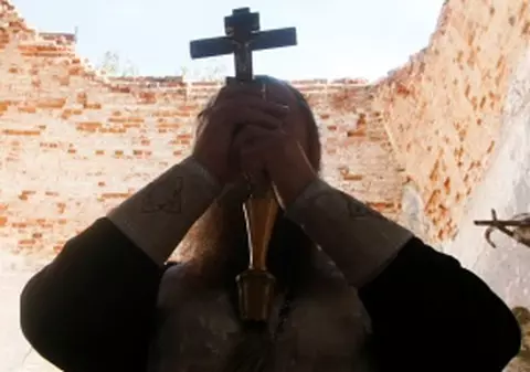 Afacerile Bisericii: cu Biblia într-o mână şi facturierul în cealaltă