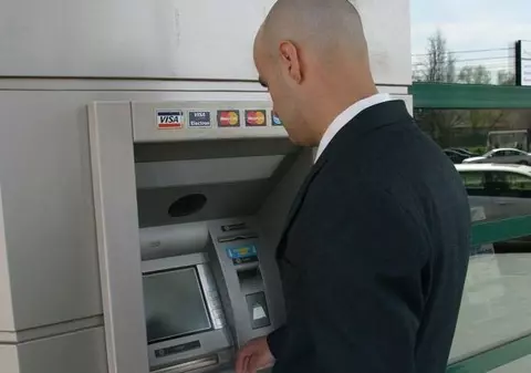 Un român din Italia a obţinut 60.000 de euro din clonarea de carduri