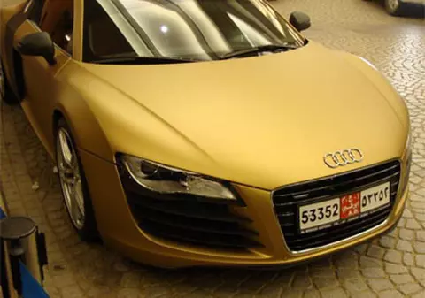Arabii au lansat o noua modă: vopseaua aurie mată