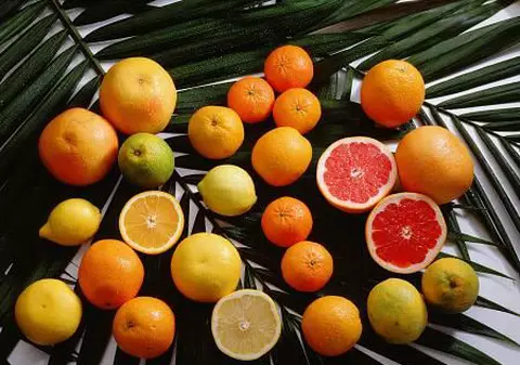 5,6 kg de mandarine injectate cu alcool, în pachetul unui deţinut