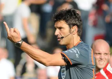 De necrezut! Arbitrul Massimo Busacca a urinat pe teren! / Video