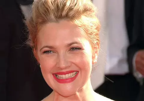 Drew Barrymore ar vrea să plece în lume