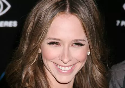 Jennifer Love Hewitt, îndrăgostită de propriul corp