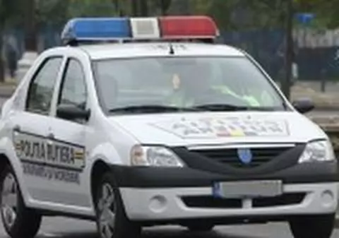 Minorul la volan, adultul pe capotă