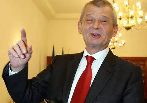 Sorin Oprescu a împărţit torturi pensionarilor din Călăraşi