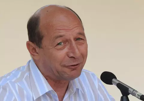 Basescu a cântat, a aruncat cu flori şi a primit cadou o sabie 