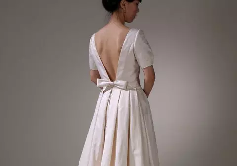 O femeie din China a purtat la propria nuntă o rochie din hârtie