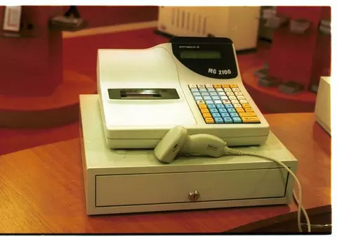 EXCLUSIV / Hoțul s-a mulțumit cu....casa de marcat goală a magazinului. Spărgătorul s-a chinuit săptămâni de-a rândul să deschidă micul depozit, dar nu a reușit