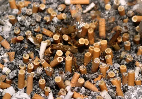 La patru ani un copil chinez fumează de stinge