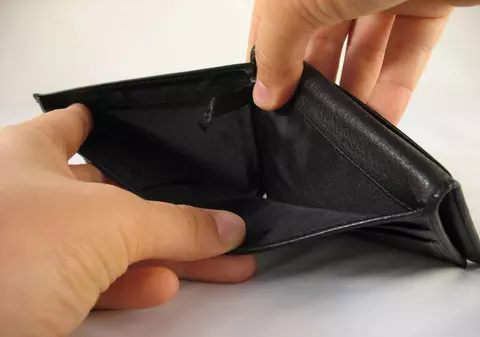 O pensionară a returnat un portofel cu bani, găsit pe stradă