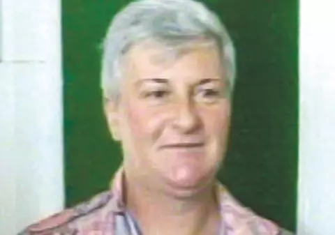 O mamă se transformă în... tată