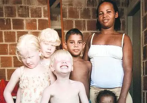 A adus pe lume 2 copii negri şi 3 albi ca laptele