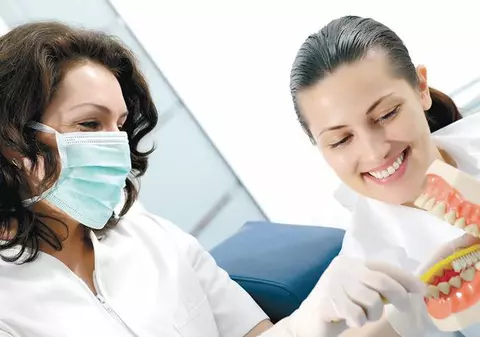 Medicul dentist vă poate învăţa cum să vă periaţi corect