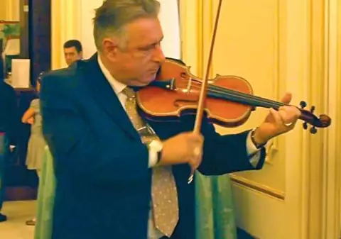 Mădălin a cântat la vioară în Parlament