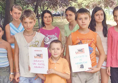 «Salvaţi-ne căţeluşa călcată de maşină»