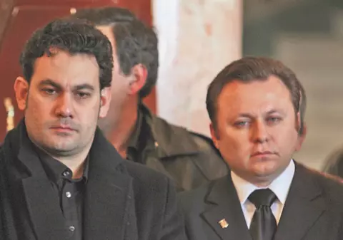 Ionuţ nu e fiul lui Ion Dolănescu?