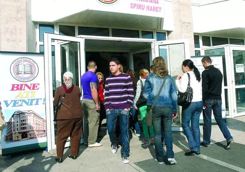 Cine îşi bate joc?