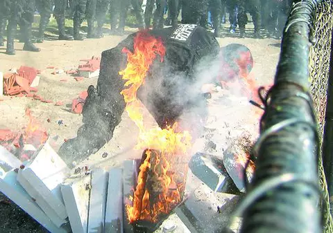 A spart cu mâna cărămizi în flăcări