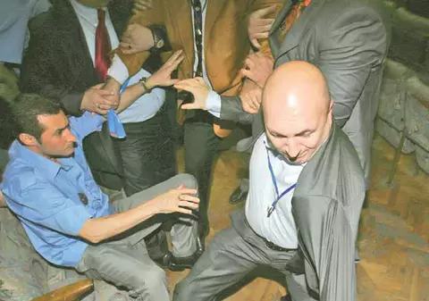 Bătăi cu pumni şi cu picioare la primărie