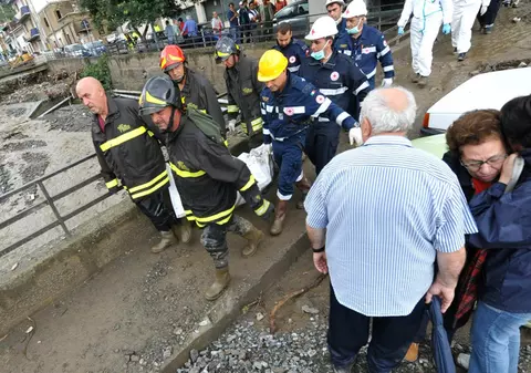 Româncă salvată de sub dărâmături, în Sicilia