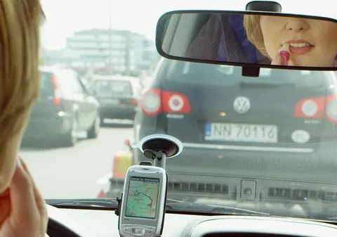 Femeile care se machiază la volan produc anual 500.000 de accidente