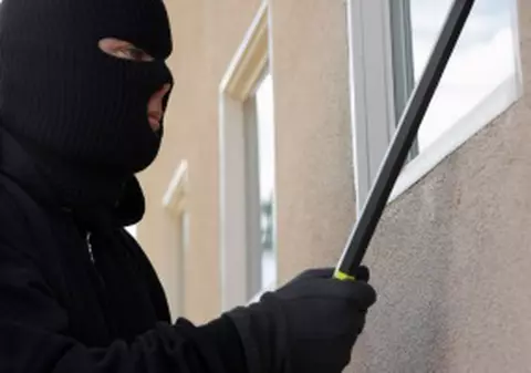 Trei români judecaţi pentru furt cu violenţă în Malaga