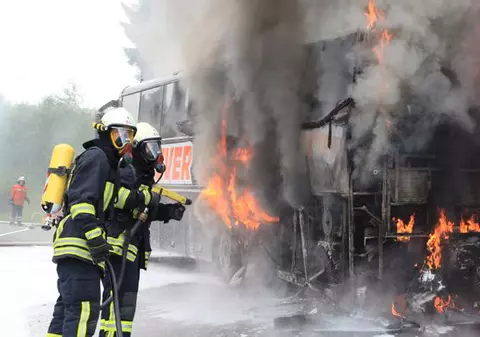 Un autocar plin cu români a luat foc pe o autostradă din Italia