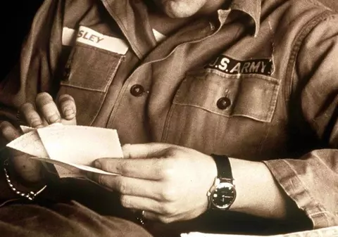 Părul lui Elvis Presley, scos la licitaţie 
