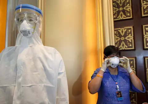 S-a lansat costumul care te protejează de gripa porcină