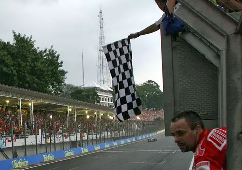 Trofeul Marelui Premiu al Braziliei la F1, fabricat din gunoaiele aruncate de spectatori