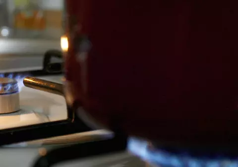 Româncă din Spania, opărită pe faţă de colega de apartament