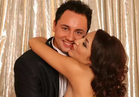 Andra şi Măruţă "lucrează" la un copil