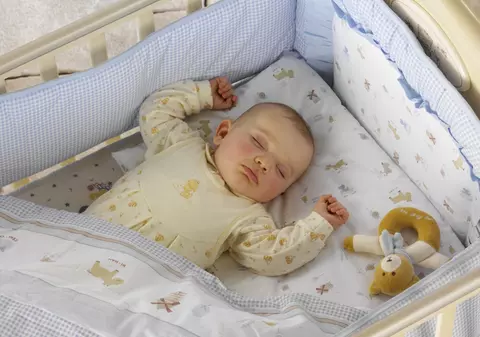 Riscul ca un bebeluş să moară creşte dacă doarme cu mama