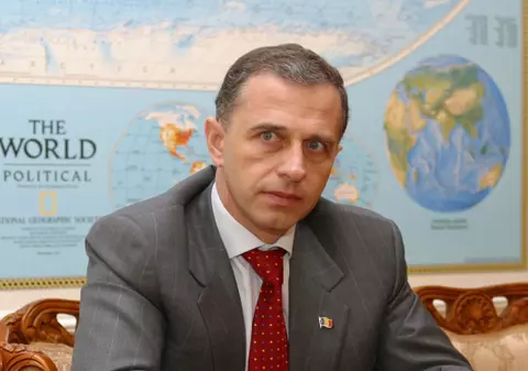 Geoană îşi depune candidatura miercuri, înaintea lui Băsescu
